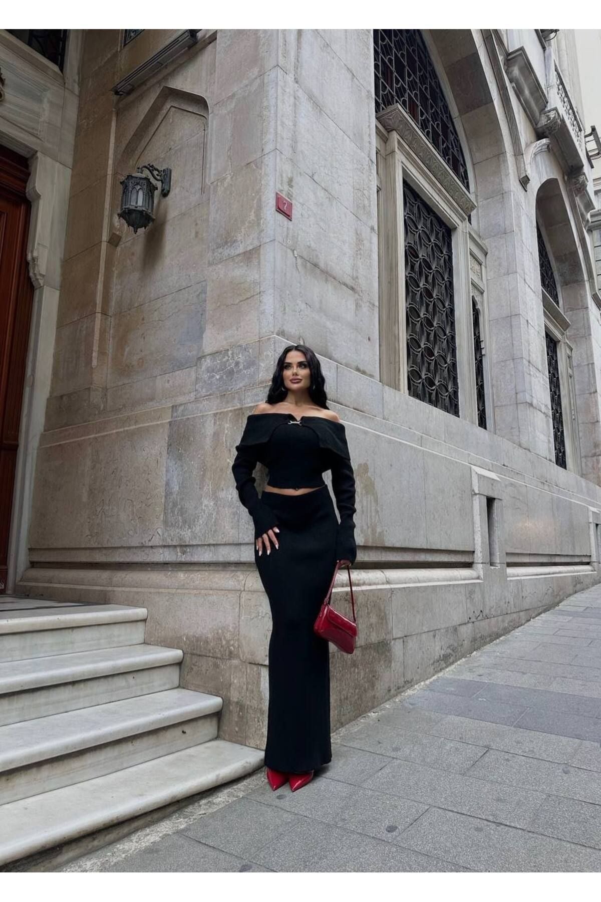 Degaje Yaka Etekli Triko Takım
